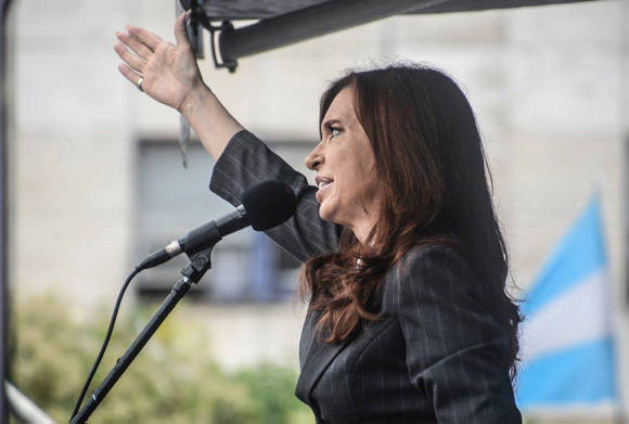 "Vamos a volver", fue la expresión de Cristina Fernández al salir. Foto: Kaloian/ Cubadebate.