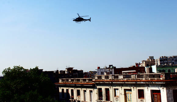 El helicóptero filma en los municipios de Habana Vieja, Centro Habana y Plaza de la Revolución.  Foto: José Raúl Concepción/ Cubadebate.