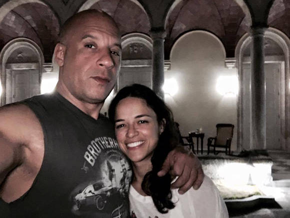 Vin Diesel subió a su cuenta personal de Facebook esta foto tomada en La Habana con la actriz Michelle Rodríguez. 