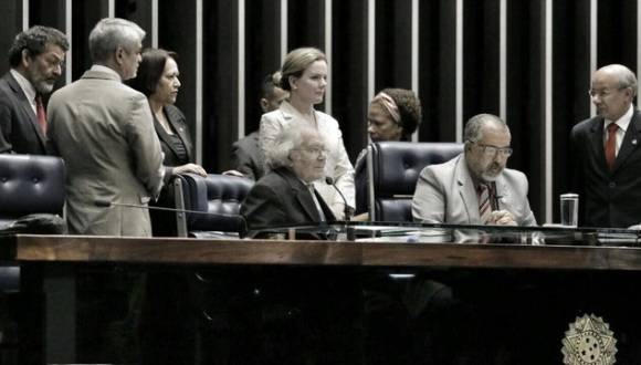 El Premio Nobel de la Paz, Adolfo Pérez Esquivel, habla en el Senado de Brasil. Foto: @PrensaPEsquivel.