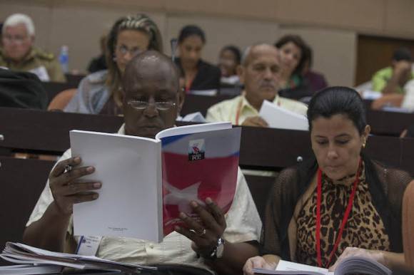 Delegados estudian la candidatura al Comité Central. Foto: Ismael Francisco/ Cubadebate