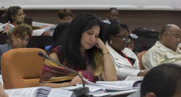 Delegados estudian la candidatura al Comité Central. Foto: Ismael Francisco/ Cubadebate