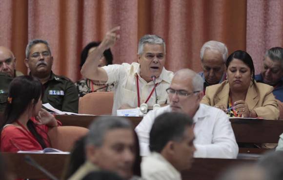 Hoy se debatió en la mañana el Informe Central en las cuatro comisiones que sesionan en el Congreso. Foto: Ismael Francisco/ Cubadebate