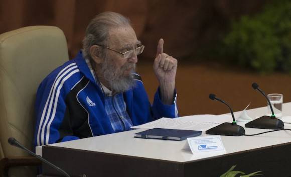 Fidel Castro en la clausura del VII Congreso del Partido Comunista Cuba. Foto: Ismael Francisco/ Cubadebate