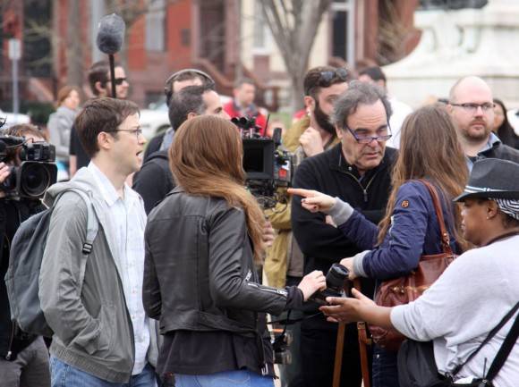 Oliver Stone, Joseph Gordon-Levitt y Shailene Woodley, filmando la película Snowden en las afueras de la Casa Blanca el 7 de abril de 2015 (Foto: FameFlynet, Inc)