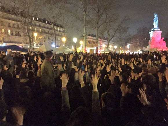 El movimiento fue convocado en las redes sociales con el lema "Nuit Debout" (la noche en pie. Foto: TelesurTV