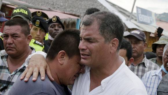 El presidente ecuatoriano, Rafael Correa, abraza a unos de los afectados por el terremoto. Foto: Reuters.