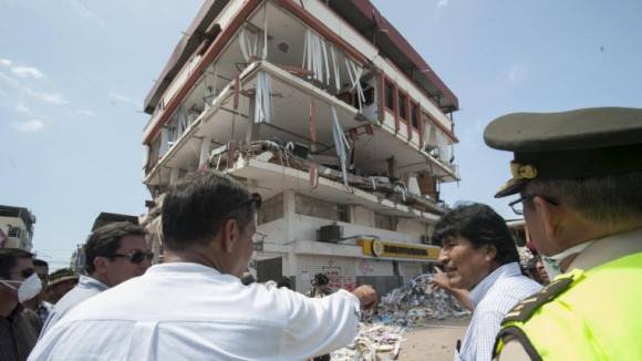 Rafael Correa y Evo Morales recorren las zonas afectadas por el terremoto. Foto: Expreso.