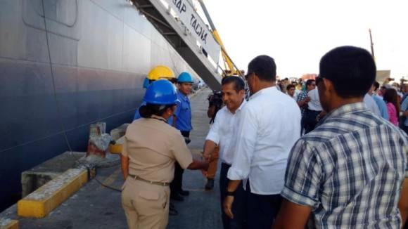 Presidente de Perú, Ollanta Humalla, entrega ayuda humanitaria al presidente Correa. Foto: Expreso.