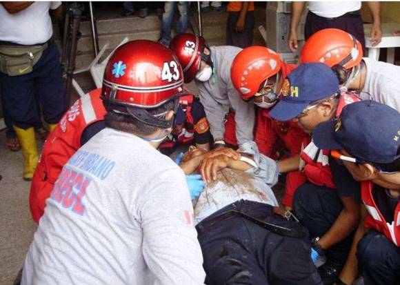 Bomberos y voluntario se unen a las labores de rescate en Ecuador. 