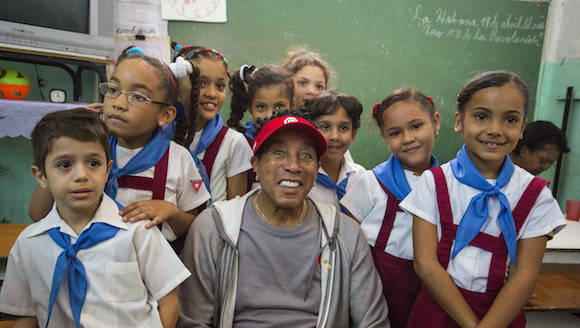 Smokey Robison con niños cubanos. Foto: Desmond Boylan/ AP