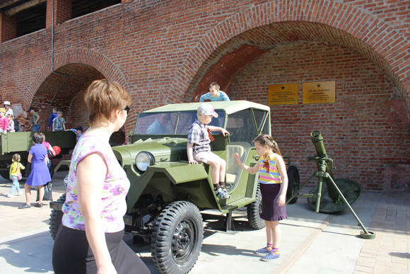 Niños juegan asombrados encima de técnicas militares de la época en el interior del Kremlin. 