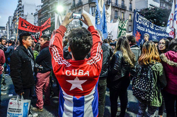 Y CUba también presente en las protestas en Argentina. Foto: Kaloian/ Cubadebate.