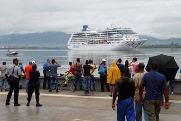 Santiagueros saludan el paso del crucero Adonia operado por la compañía Carnival del estado norteamericano de la Florida, en su arribo a la bahía de Santiago de Cuba, el 6 de mayo de 2016.  Foto: Miguel Rubiera Jústiz / ACN
