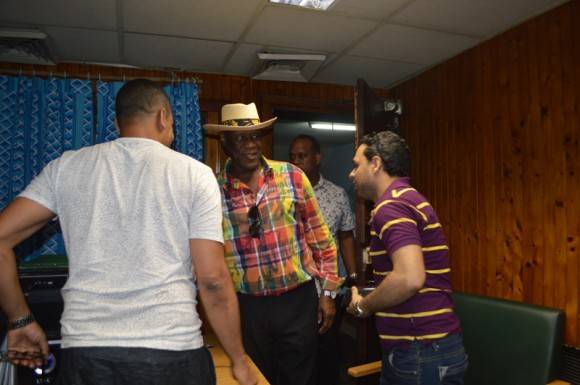 Llegada de Johnny Ventura al programa “El Exitazo” de Radio Taíno. Foto. Marianela Dugfflar / Cubadebate