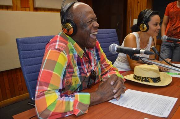 Durante el espacio radial Ventura logró dialogar, sonreír  y cantar vía telefónica con Omara Portuondo. Foto: Marianela Dufflar  / Cubadebate