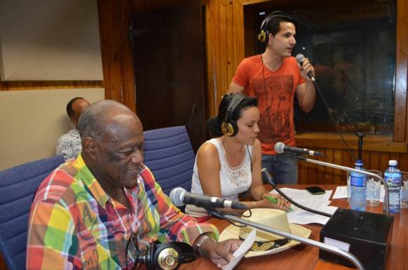Los conductores del espacio y Johnny Ventura acoplaron sus voces para la despedida. Foto: Marianela Dufflar / Cubadebate