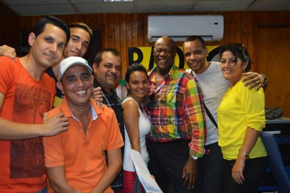 Al despedirse, Ventura, quiso una foto con el colectivo de “El exitazo”. Foto: Marianela Dufflar/ Cubadebate 