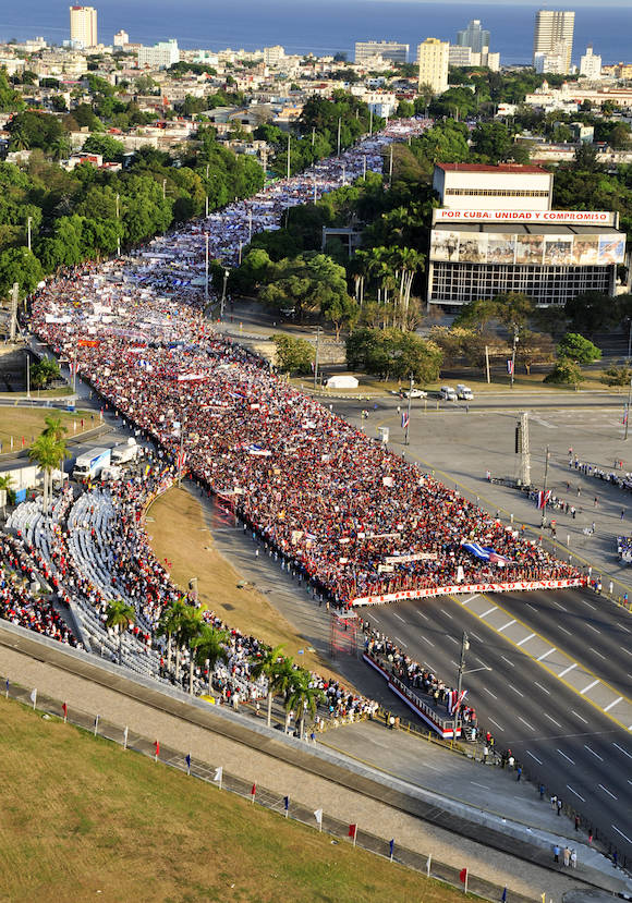 Desfile del Primero de Mayo en la Plaza de la Revolución. Foto: Roberto Garaicoa/ Cubadebate