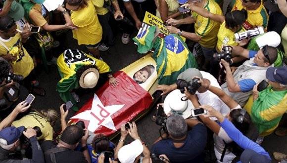 Manifestantes pagados por los partidos de derecha, protestan contra la presidenta Dilma Rousseff. Foto: Reuters.