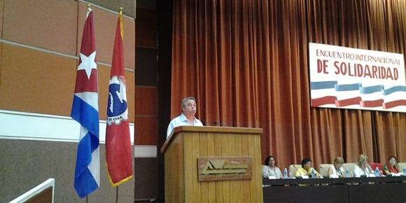 Ulises Guilarte de Nacimiento, miembro del Buró Político del Partido Comunista de Cuba y secretario general de la CTC, al intervenir en el Encuentro Internacional de Solidaridad con Cuba. Foto: Oscar Figueredo / Cubadebate.