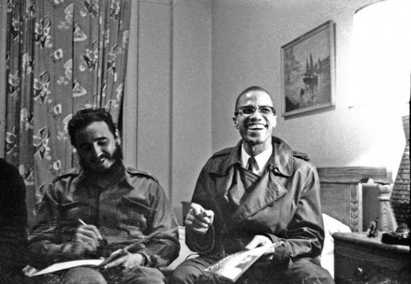 idel Castro sonríe en compañía de Malcom X, activista estadounidense y defensor de los derechos de los afroamericanos, Hotel Theresa, Nueva York, 1960 (tenía 34 años). Foto: Reuters.