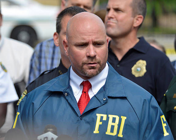 Ronald Hopper, oficial del FBI, reveló que el atacante ya era conocido por el FBI. Foto: Kevin Kolczynski/  Reuters.