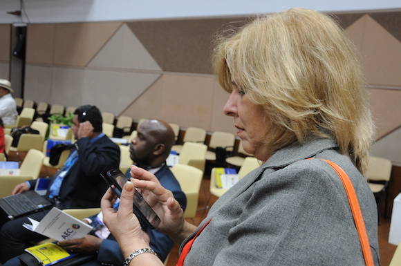 La Vicecanciller Ana Teresita González, tuiteando desde el Plenario del Palacio de las Convenciones. Foto: Omara García/ Agencia Cubana de Prensa