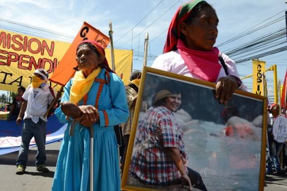 Manifestación en Tegucigalpa por la ambientalista Berta Caceres, quien fue asesinada en marzo pasado. Foto: AFP 