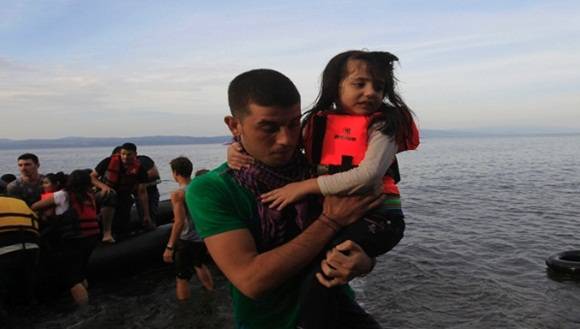 La Acnur ha reiterado a Grecia no usar la fuerza durante el traslado de los migrantes y refugiados. Foto: EFE.