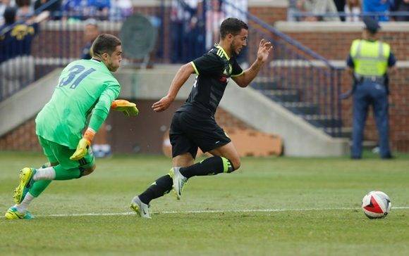 Hazard rescató el honor blue con un doblete en los últimos minutos. Foto: AFP/ Jay LaPrete.
