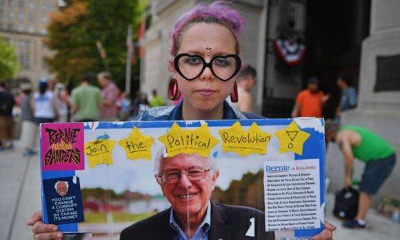 Los simpatizantes de Bernie Sanders votarán sin ilusión por Hillary Clinton, dice Moore. Foto: Jeff Mitchel/ AFP.