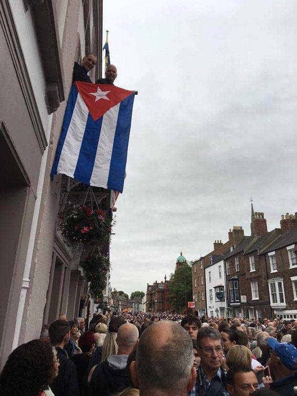 Los Héroes desplegaron la bandera cubana en la Gala de los Mineros de Durham. Foto: Cuba Solidarity Campaing/ Facebook.