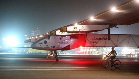 El Solar Impulse, tras aterrizar en Abu Dabi luego de un histórico viaje. Foto: EFE.