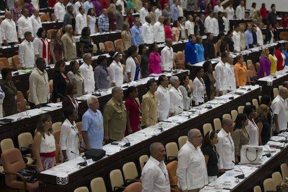 Se escucha el Himno Nacional en la apertura de la sesión de la Asamblea Nacional del Poder Popular, en el Palacio de las Convenciones. Foto: Ladyrene Pérez/ Cubadebate