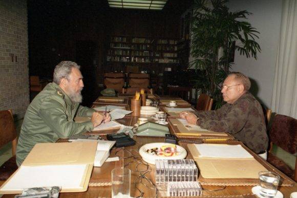 Tomás Borges entrevista a Fidel en 1992. Foto: Estudios Revolución / Archivo del Sitio Fidel Soldado de las Ideas