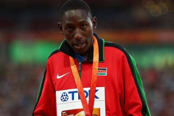 Conselsus Kipruto al recibir su título mundial de 2015. Foto: IAAF.