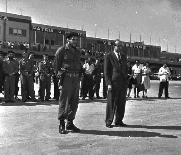 El Comandante Ernesto "Che" Guevara, junto al canciller Raul Roa, en el aeropuerto Jose Marti para recibir a una delegacion coreana. La Habana, Cuba. Foto: Prensa Latina