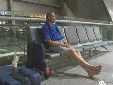 Al ver que la mujer no se presentaba en el aeropuerto de la ciudad, el hombre se negó airado a dejar el lugar. Foto: shanghaiist.com
