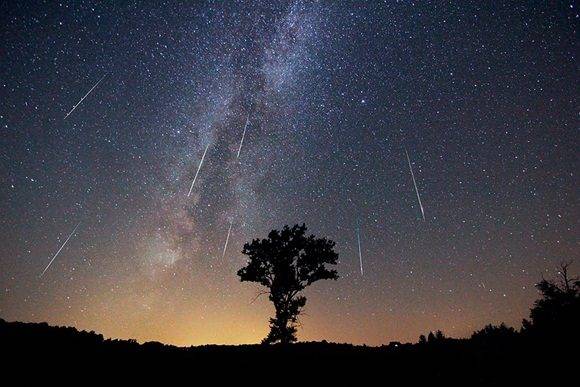 Al fin llega la lluvia de meteoros más esperada del año: las Perseidas. Esta lluvia de estrellas, también llamada “lágrimas de San Lorenzo”.