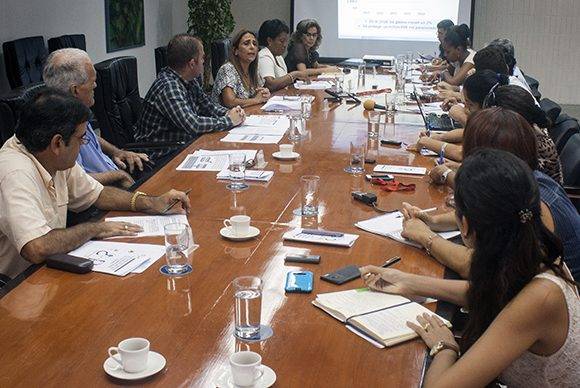 Funcionarios explican a periodistas las nuevas regulaciones en el sistema tributario para las empresas estatales. Foto: José Raúl Concepción/ Cubadebate.
