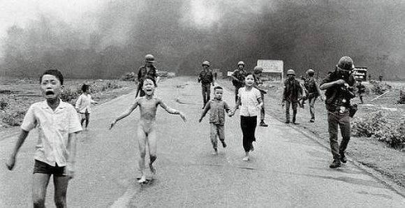 Icónica foto de la niña vietnamita víctima de la guerra. 