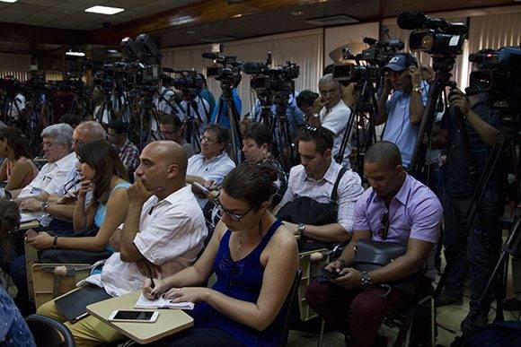Periodistas de casi una veintena de países se reunieron en la sala Camilo Cienfuegos del Minrex para escuchar al canciller cubano. Foto: Ladyrene Pérez/ Cubadebate.