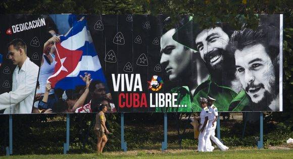 Un cartel en La Habana proclama "Viva Cuba Libre". Foto: Desmond Boylan/ AP