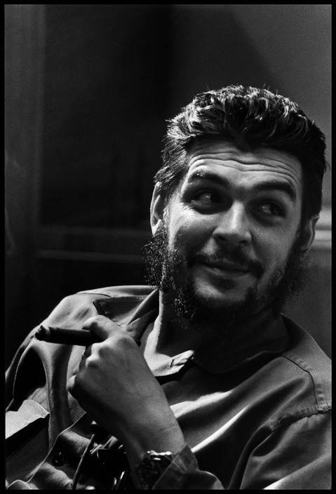 10El Che Guevara en entrevista con Lisa Howard, en el Ministerio de Industrias de Cuba, en 1964. Foto: Elliott Erwitt