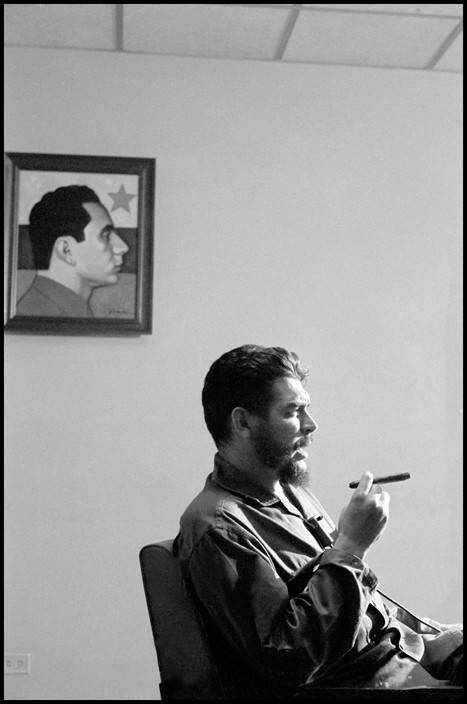 15El Che Guevara en entrevista con Lisa Howard, en el Ministerio de Industrias de Cuba, en 1964. Foto: Elliott Erwitt