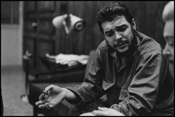 13El Che Guevara en entrevista con Lisa Howard, en el Ministerio de Industrias de Cuba, en 1964. Foto: Elliott Erwitt