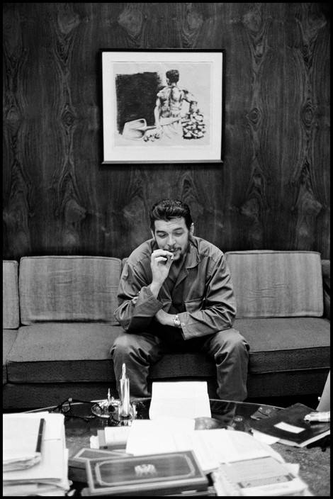 9El Che Guevara en entrevista con Lisa Howard, en el Ministerio de Industrias de Cuba, en 1964. Foto: Elliott Erwitt