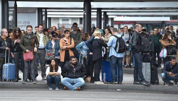 Ciudadanos romanos esperan al autobús en las marquesinas abarrotadas durante la huelga de transportes. Foto: AFP.