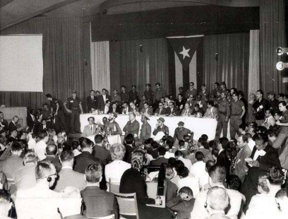 Vista de la intervención de Fidel en la conferencia de prensa durante la Operación Verdad, en el salón Copa Room, del Hotel Habana Riviera, en enero de 1959